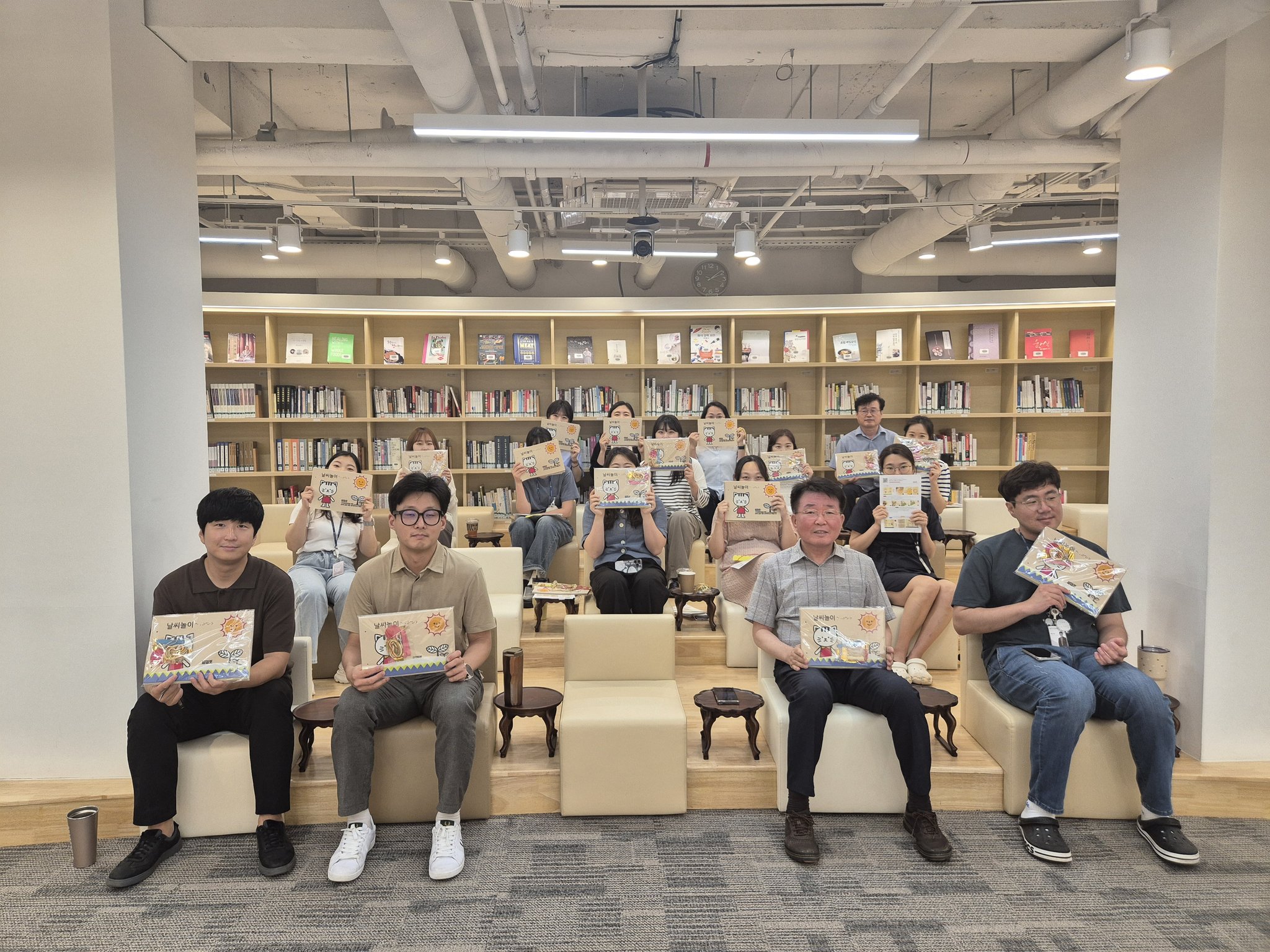 한식진흥원 직원들이 각자 만든 점자책을 들고 찍은 단체사진
