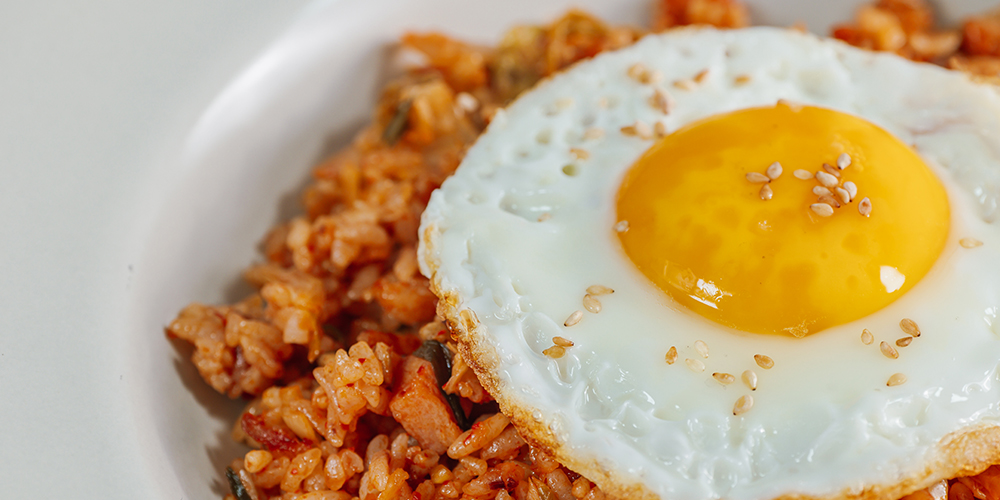계란 프라이가 올려진 김치볶음밥