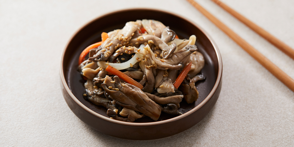 접시에 담긴 버섯탕수