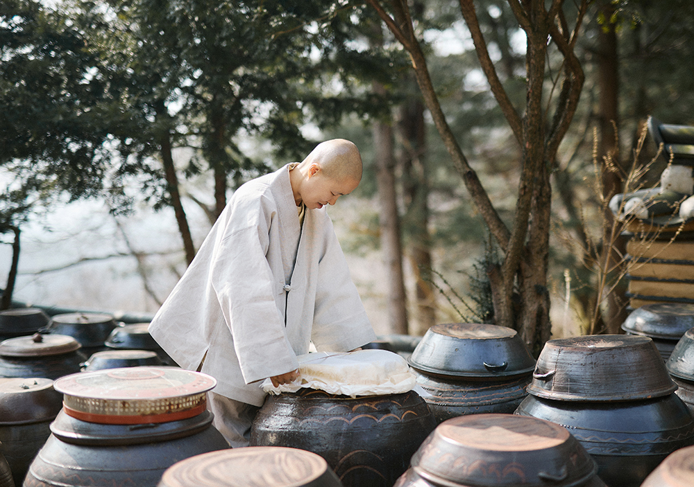 Monk Seonjae opening a crock pot