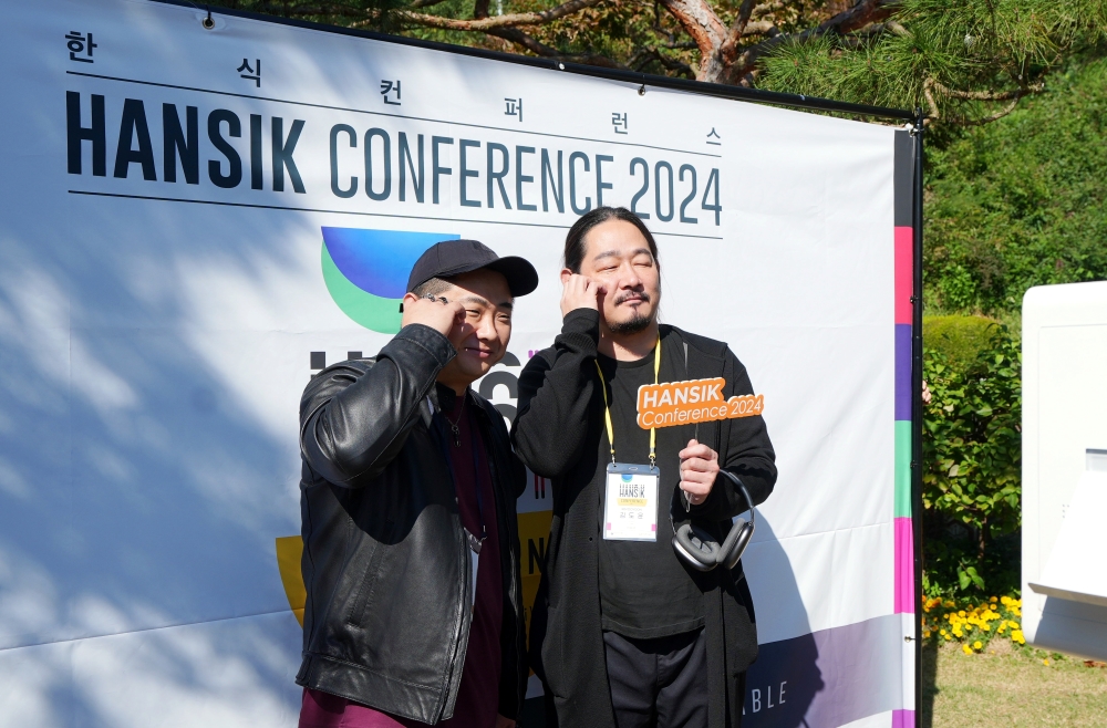 포토부스 앞에서 사진을 찍은 두 사람