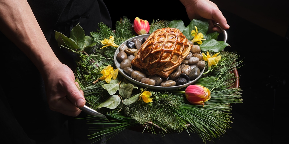 수길의 시그니처 메뉴 비프 웰링턴. 비프 웰링턴은 소고기에 푸아그라와 버섯 페이스트를 바르고 반죽을 입혀 구운 요리