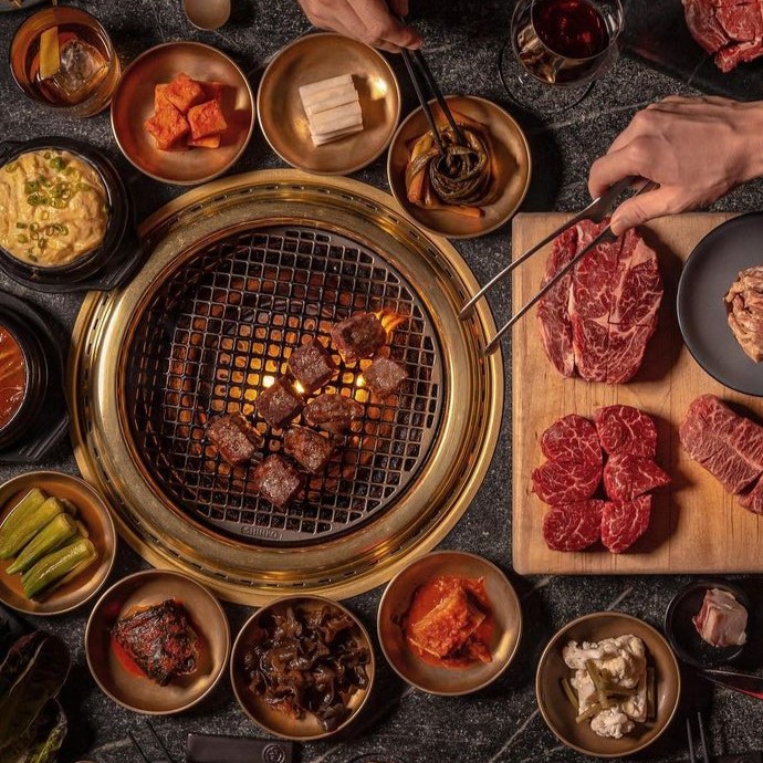 한국식 불판에 고기를 굽는 이미지