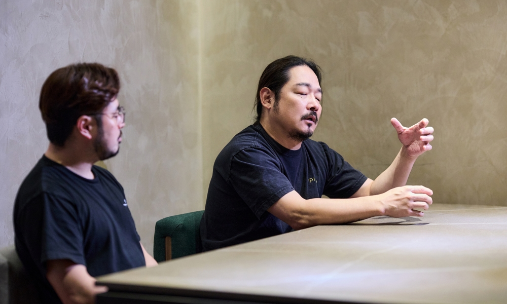 김도윤 셰프와 송홍윤 셰프가 나란히 앉아있는 모습