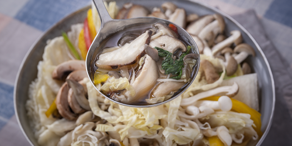 버섯탕을 국자로 뜬 모습