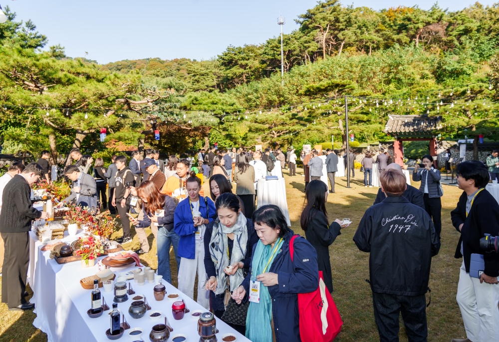 2024&nbsp;한식 컨퍼런스 행사장 마당에 사람들이 모여있다