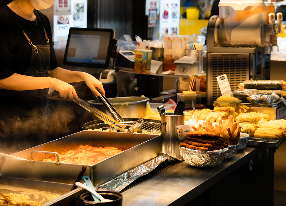 분식집 떡볶이, 어묵, 튀김, 김밥, 슬러쉬 기계 등 진열되어 있는 모습