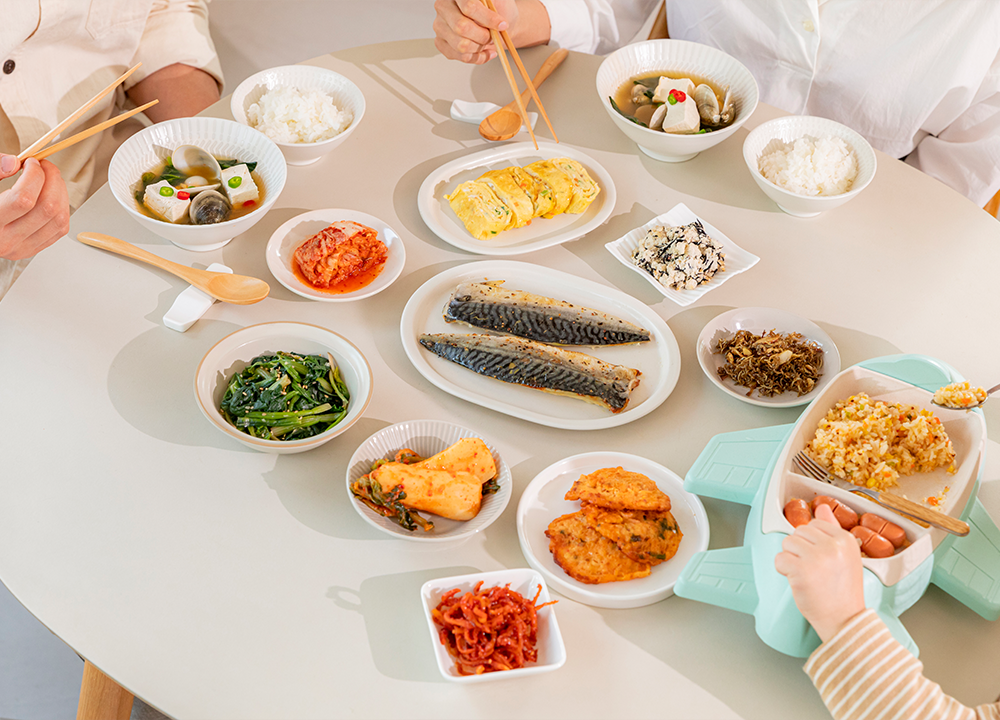 식탁위에 차려진 밥상의 모습