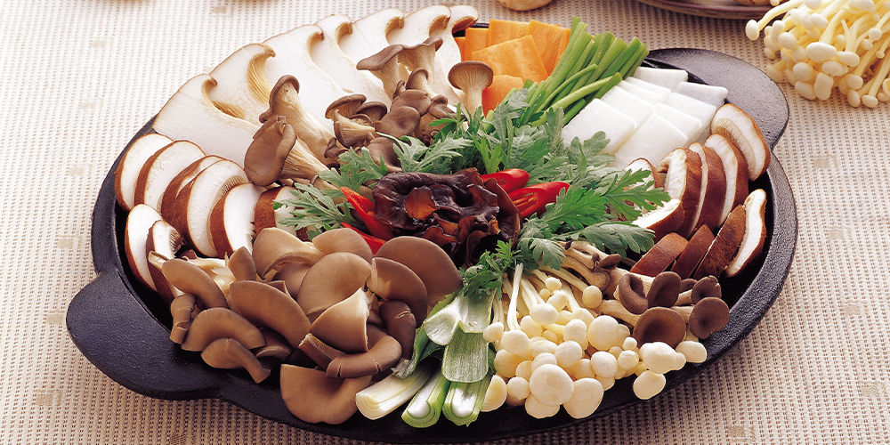 전골 냄비에 담긴 다양한 종류의 버섯들과 채소